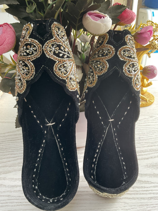 Black golden punjabi jutti