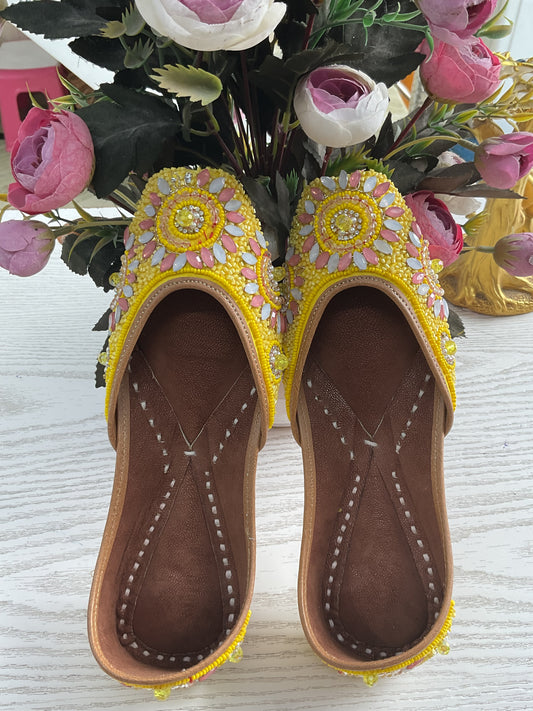 Yellow multicoloure punjabi Jutti